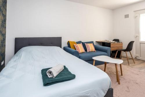 - une chambre avec un lit, une chaise et un bureau dans l'établissement Le Nirvana T avec salle de sport, à Rouen