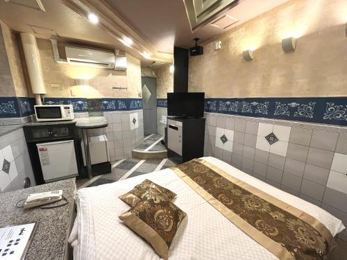Habitación pequeña con cama en la cocina en Hotel Crystal 大人専用, en Tokio