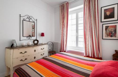 サン・マロにあるAppartement Au Coeur D'intra Murosのベッドルーム1室(ベッド1台、ドレッサー、窓付)