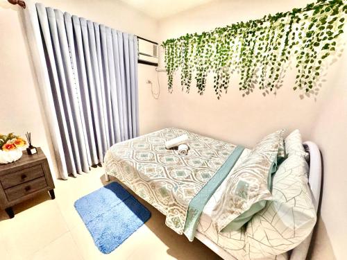 una piccola camera con letto e finestra di SCJ 1 Fully Furnished Home near SM Batangas a Città di Batangas