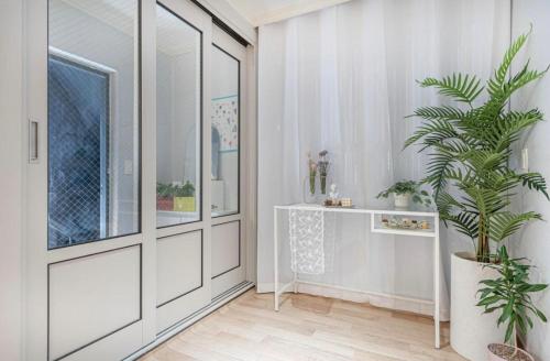 korytarz z drzwiami i doniczkową rośliną w obiekcie HOTEL mini w Pusanie