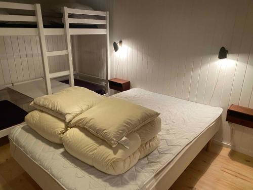 Duas almofadas numa cama num quarto em Charmerende Hus Med Havudsigt - 200m Fra Havet em Nykobing Sjaelland