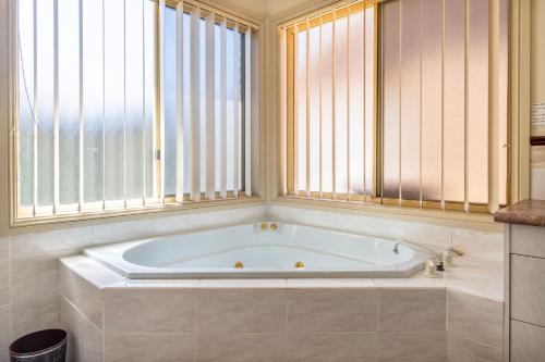 Vannituba majutusasutuses Cormorant Waterfront Home