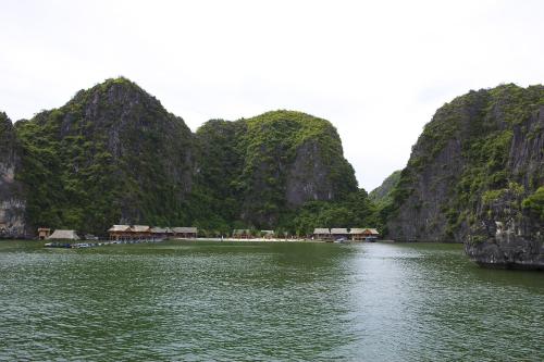 una vista de un cuerpo de agua con montañas en Halong Bay Full Day Trip - 6 Hours Route, en Ha Long