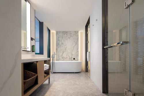 Koupelna v ubytování Hampton by Hilton Guangzhou Xintang