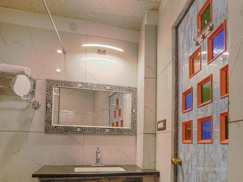 uma casa de banho com um lavatório e um espelho em AAJ HAVELI - Lake Facing Boutique Hotel by Levelup Hotels em Udaipur