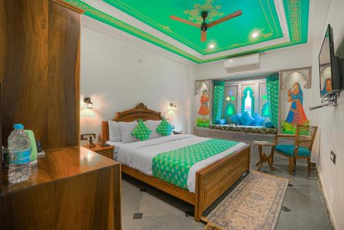 ein Schlafzimmer mit einem großen Bett mit grüner Decke in der Unterkunft AAJ HAVELI - Lake Facing Boutique Hotel by Levelup Hotels in Udaipur