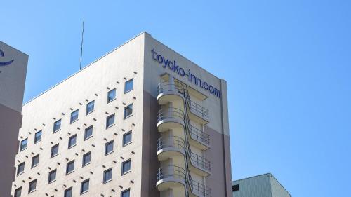 a building with the headquarters of the hotel montparnasse at Toyoko Inn Takasaki eki Nishi guchi No 2 in Takasaki