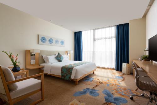 a hotel room with a bed and a desk at 石家诺华廷酒店 Novlion hotel in Shijiazhuang