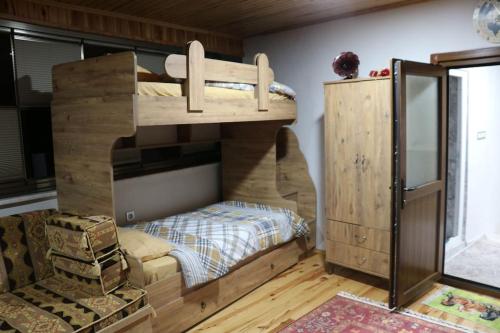 a bunk bed in a room with a bunk bed in a house at Uludağ ve Bursa manzaralı Lüks Dağ Evi in Yıldırım