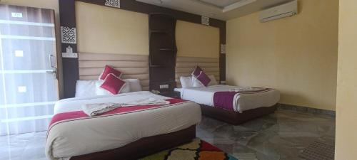 Giường trong phòng chung tại Joye Grand Hotel