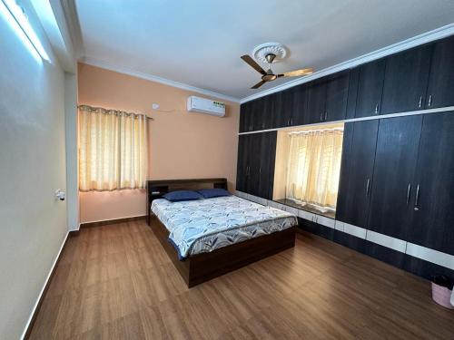 um quarto com uma cama e uma ventoinha de tecto em KPHB Phase 15 New Stunning 3 BHK - 3rd Floor em Hyderabad