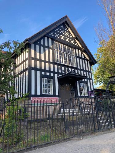 2025 Award Winner Liverpool Peach House - 4 Bedrooms photo 90