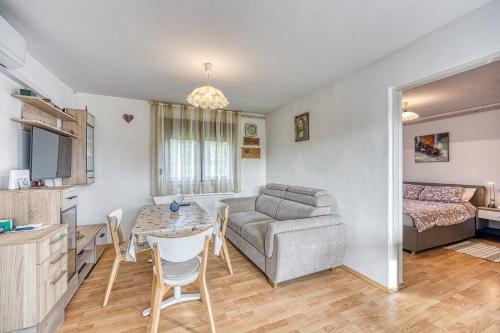 un soggiorno con divano e tavolo di House Pepica - Happy Rentals a Kraljevec na Sutli