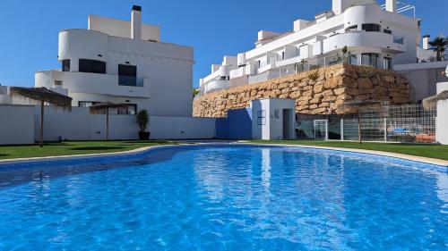 PANORAMIC LUXURY sea view houseの敷地内または近くにあるプール