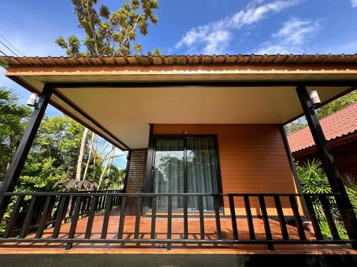Imagen de la galería de Koh Jum Bungalow & Hostel, en Ko Jum