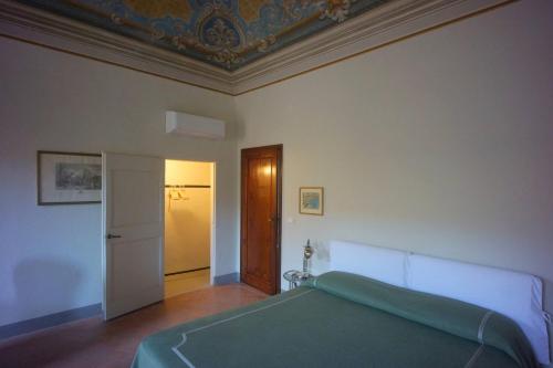 Postel nebo postele na pokoji v ubytování Volterra - Palazzo Contugi xiv Sec