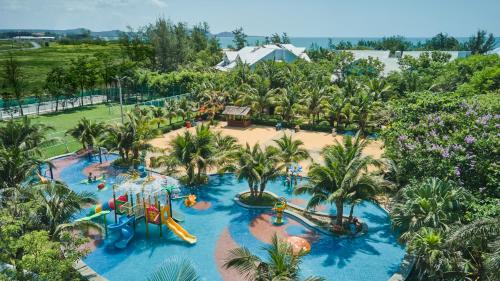 einen Luftblick auf einen Wasserpark in der Unterkunft Carmelina Beach Resort Ho Tram in Hồ Tràm