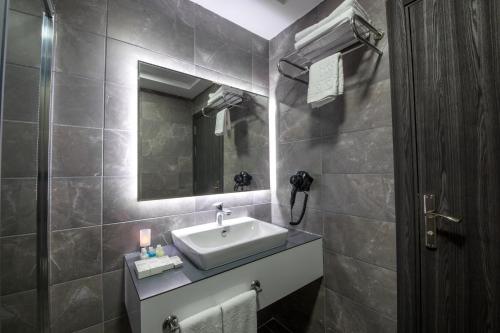 エディルネにあるCavit Duvan Prestige Hotelのバスルーム(洗面台、鏡付)