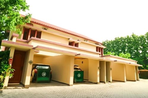 Hotel 678 Cawang powered by Cocotel في جاكرتا: منزل فيه زبالة خضراء