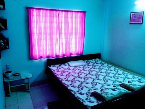 เตียงในห้องที่ BhoboGHURE HomeSTAY Santiniketan