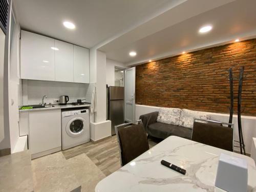 uma cozinha e sala de estar com uma mesa de jantar e uma cozinha e uma sala de estar em Guest House GML-1 em Tbilisi
