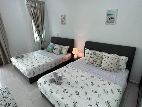 a bedroom with two beds and a lamp in it at Cendana House@Juru/Autocity/Bkt Minyak/Batu Kwan/IKEA in Simpang Ampat