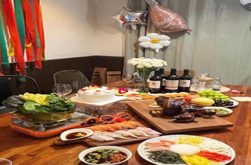 Ein Tisch mit einem Haufen Essen drauf. in der Unterkunft Hanra guesthouse in Jeju-do