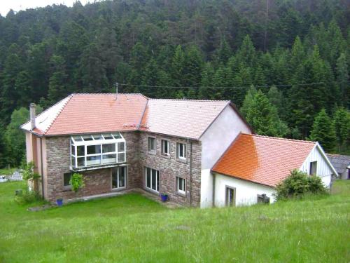 Gîte Gretel, in lush greenery, on the edge of a stream