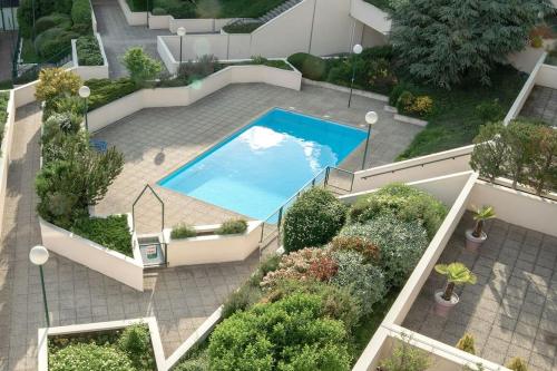 een uitzicht over een zwembad op een binnenplaats bij Ville & Nature, Belle Vue avec Piscine in Chamalières