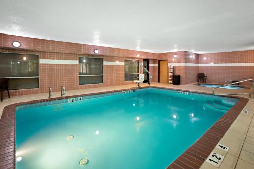 萊西的住宿－萊西-奧林匹亞康福特茵酒店，在酒店房间的一个大型游泳池