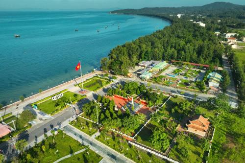 an aerial view of a park next to the water at Coto Center Homestay in Đảo Cô Tô