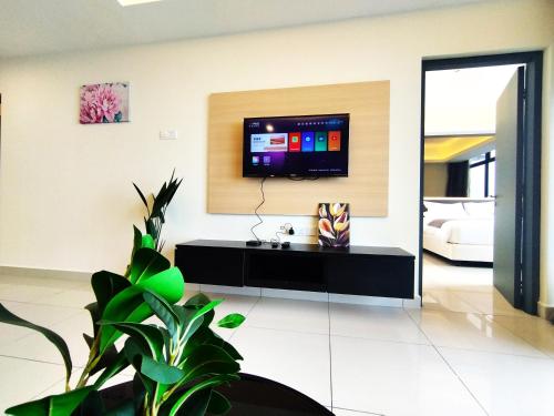 un soggiorno con TV a parete di TopGenting SkyRisingSunColdInn2R2B7Pax@GrdIonDelmn a Resorts World Genting
