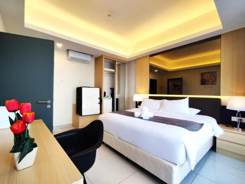 una camera d'albergo con letto e tavolo con rose rosse di TopGenting SkyRisingSunColdInn2R2B7Pax@GrdIonDelmn a Resorts World Genting
