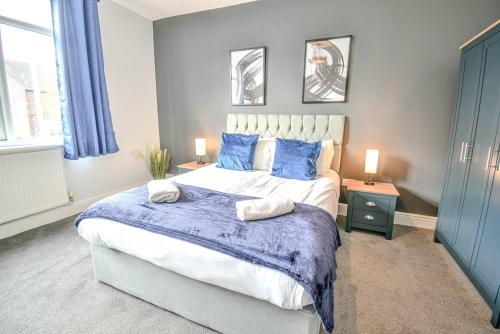Voodi või voodid majutusasutuse Station Apartment Large 3 Bedrooms - Workstays UK Best Rates Direct toas