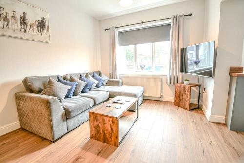 Predel za sedenje v nastanitvi Station Apartment Large 3 Bedrooms - Workstays UK Best Rates Direct