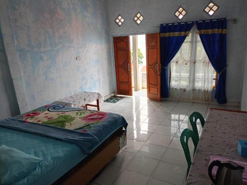 Giường trong phòng chung tại OYO 93241 Hotel Puri Azzura Danau Ranau