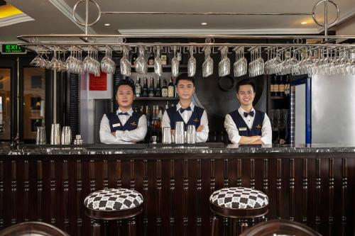 Μέλη του προσωπικού του Genesis Luxury Regal Cruise by Premier Group