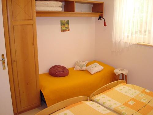 卡姆尼克的住宿－Apartment Kotnik，一间客房内配有两张床的房间