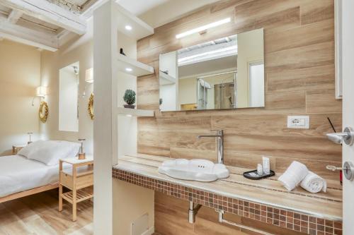 un bagno con lavandino e specchio di Easybnb - Domus Orbitelli a Roma