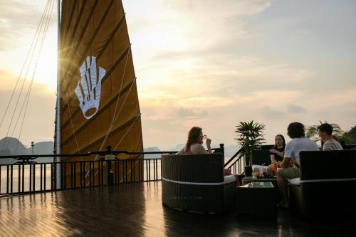 Επισκέπτες που μένουν στο Genesis Luxury Regal Cruise by Premier Group