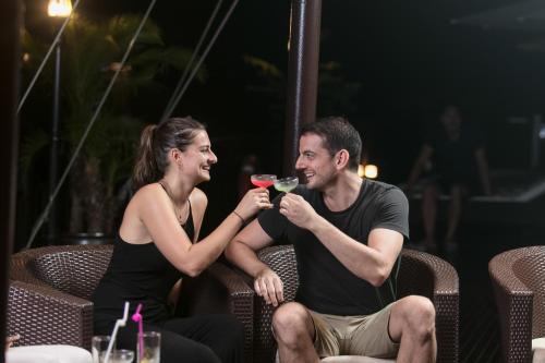 Επισκέπτες που μένουν στο Genesis Luxury Regal Cruise by Premier Group