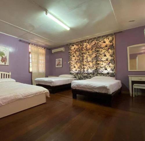מיטה או מיטות בחדר ב-OYO Home 90851 Rb Homestay & Farms 2