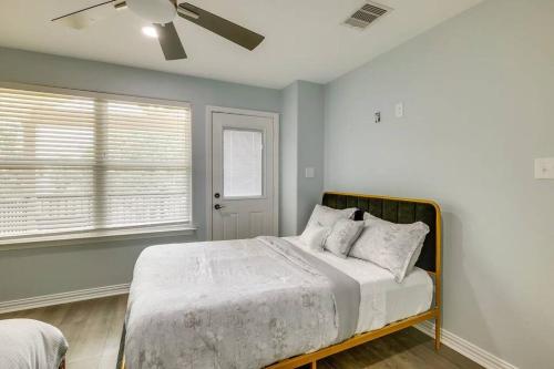1 dormitorio con 1 cama con sábanas blancas y ventana en Vacation Home Lake Livingston!, en Onalaska