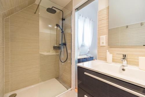 une salle de bain avec douche et lavabo dans l'établissement Maison Poulpry - Grande maison pour 9 à 600m de la plage, à Penvénan