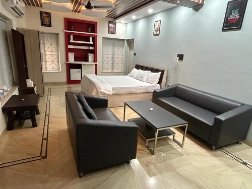 sala de estar con cama, sofá y mesas en MUSHROOMS en Vasco Da Gama