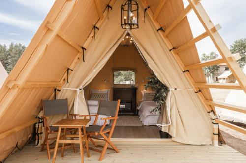 une tente avec une table et des chaises. dans l'établissement Mia Glamping, à Orissaare