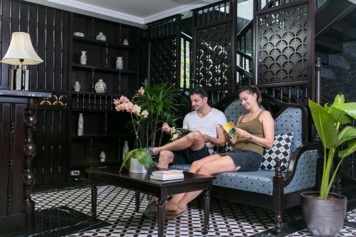 Επισκέπτες που μένουν στο Genesis Luxury Regal Cruise by Premier Group