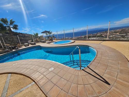 uma piscina com vista para o oceano em Sunset 408 heated pool with views em Adeje