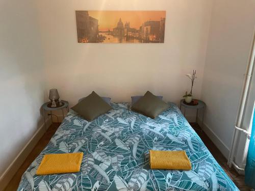 - une chambre avec un lit et 2 oreillers dans l'établissement Chambre double vue lac Montreux centre, à Montreux
